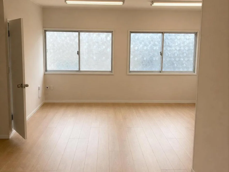 同じ居室のナチュラルテイストの施工後イメージ (AI生成)
