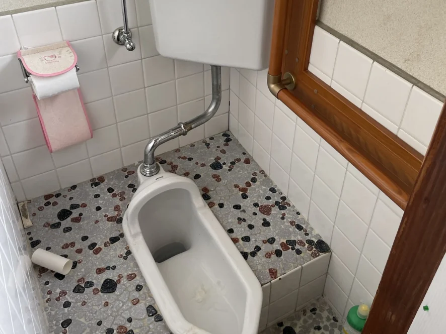 提案書に載る和式トイレの現場写真 (施工前)